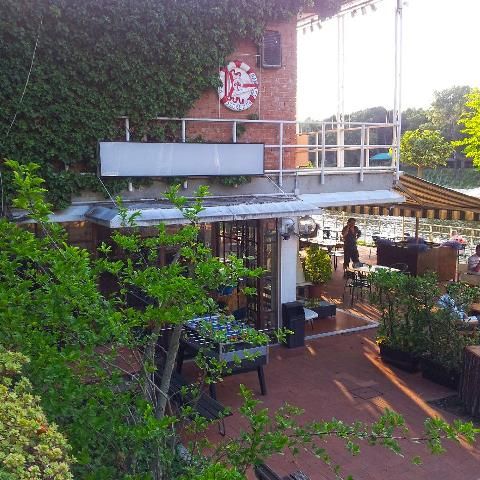 La sede della Rari Nantes vista dall'Arno