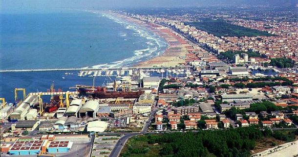 A nuoto fra Viareggio e Forte dei Marmi