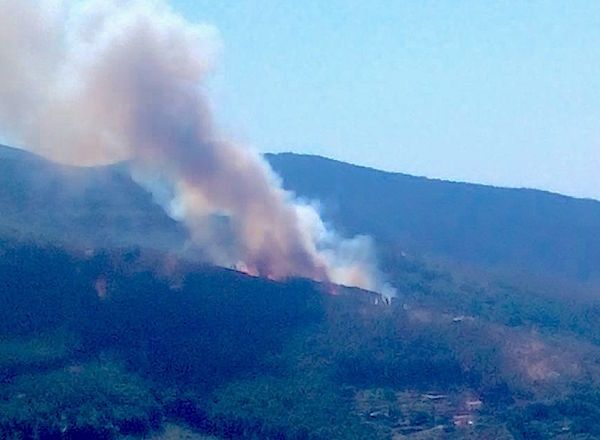 La lunga colonna di fumo sul monte Serra