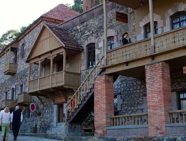 Una caratteristica strada di Dilijan, Armenia del nord