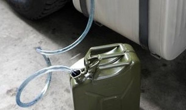 L'odore della benzina ha messo nei guai un romeno 23enne