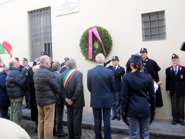 La cerimonia in via delle Casine