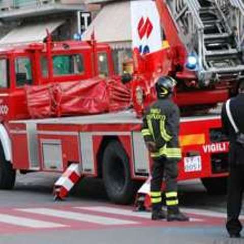 I vigili del fuoco salvano disabile da un appartamento a fuoco
