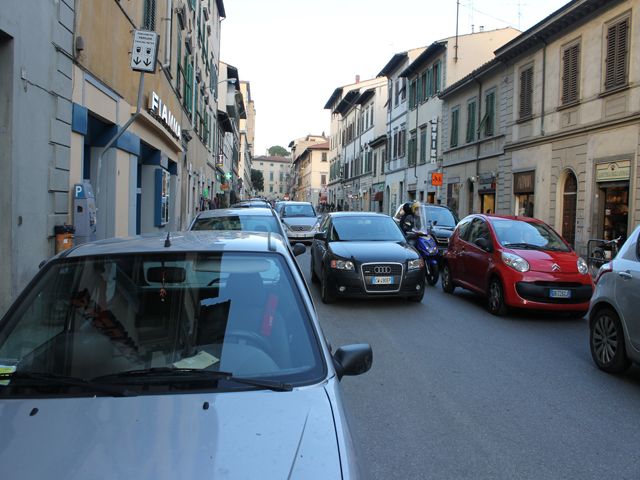Caos in via Pacinotti e macchine in doppia fila