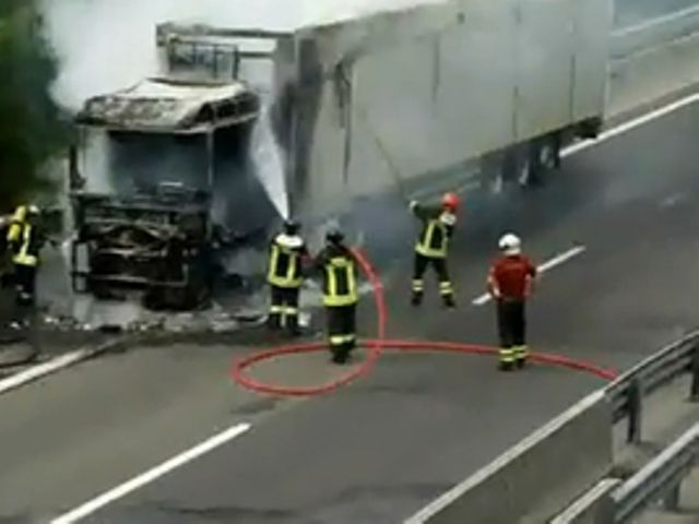 Incidente in A1 tir prende fuoco