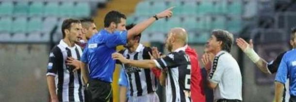 L'arbitro Ghersini contestato dai giocatori del Siena
