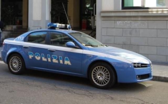 Sulle tracce del malvivente armato di pistola c'è la Polizia