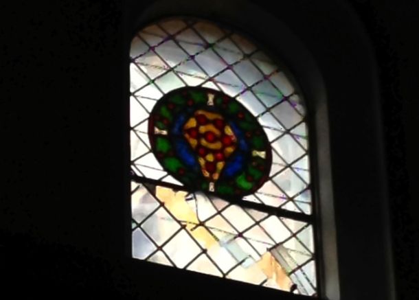 La vetrata della Sagrestia Vecchia di san Lorenzo danneggiata dalla grandine