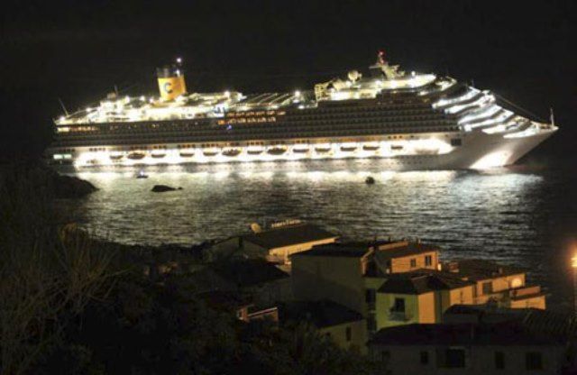 Un momento del naufragio della Costa Concordia