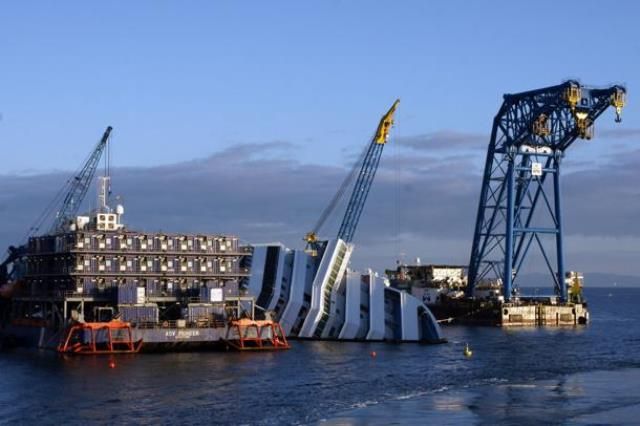 La Costa Concordia adagiata davanti al Giglio