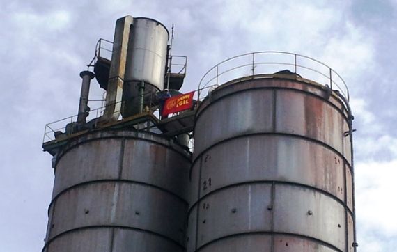 L'operaio in cima al silos della Fermet a Carrara