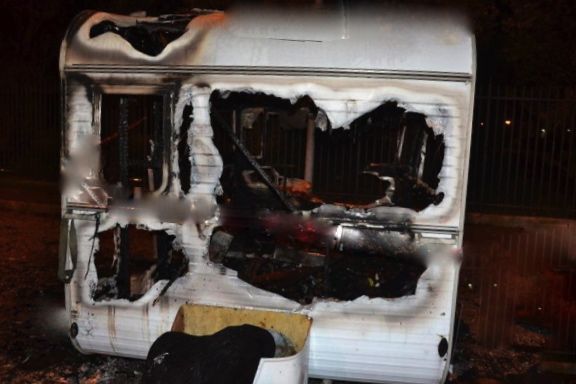 I resti della roulotte distrutta a Livorno