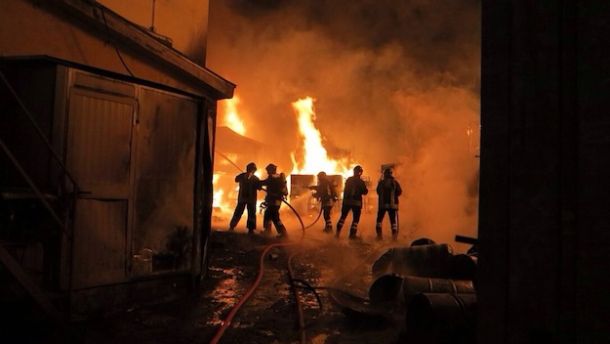 Un momento dell'incendio che ha danneggiato l'Industria Toscana Vernici