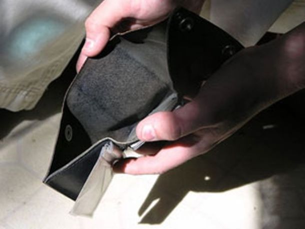 Italiani in crisi, si riducono drasticamente le spese di Natale