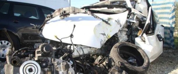 L'auto su cui viaggiavano i due fratelli ridotta in un groviglio di lamiere