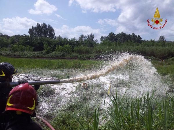 I Vigili del Fuoco in un recente intervento per la fuoriuscita di carburante dall'oleodotto Livorno Calenzano