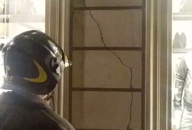 Una delle crepe nello stabile di via dei Lamberti a Firenze