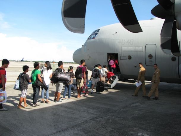 Popolazione delle Filippine sfuggita al Tifone Haiyan all'imbarco su un C130j italiano