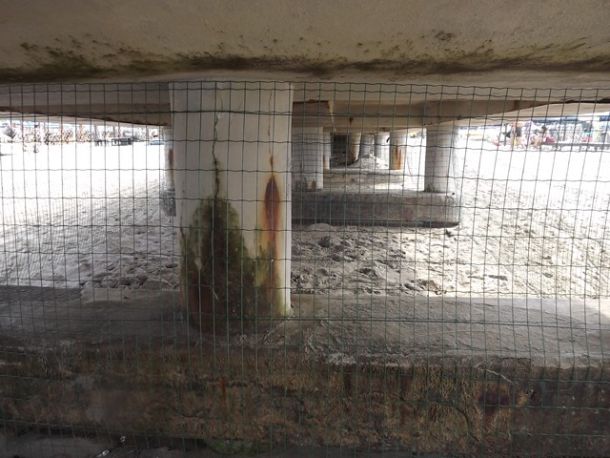 Contro i venditori abusivi recintato il pontile di Forte dei Marmi