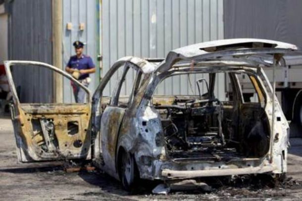 Auto a fuoco, indaga la polizia