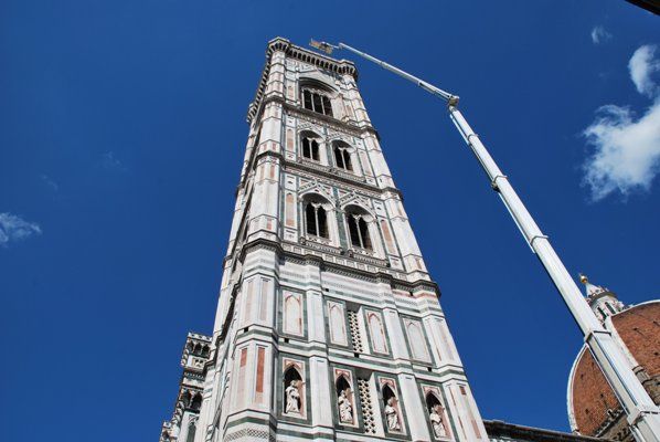 Una grossa gru sul Duomo di Firenze per i lavori di monitoraggio delle superfici marmoree