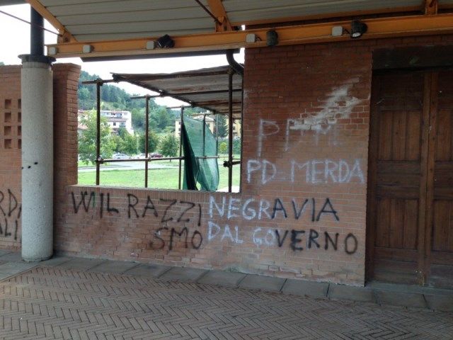 Le scritte razziste contro il ministro Kyenge su un muro a San Piero a Sieve