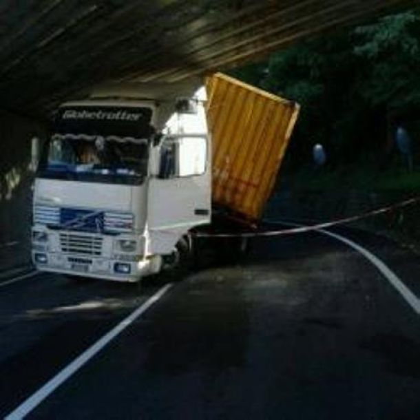 Il tir incastrato nel sottopasso della Faentina a Firenze