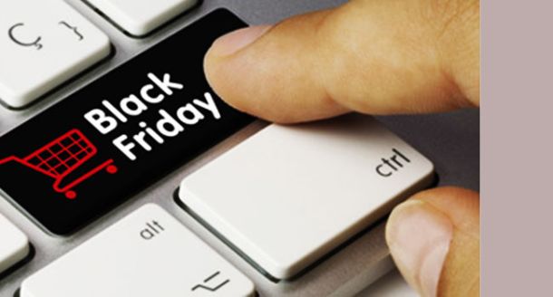 Il venerdì nero o meglio il Black Friday è l'ennesima consuetudine importata dagli USA dove, il venerdì dopo il Giorno del Ringraziamento, i negozi offrono super sconti per lo shopping di Natale.