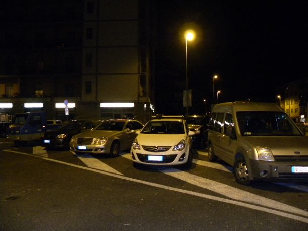 Piazza Batoni, macchine in divieto in mezzo alla strada