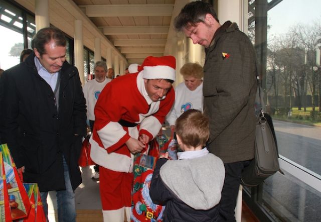 Renzi al Meyer in versione Babbo Natale