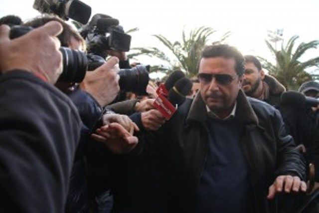 Schettino accerchiato dai giornalisti all'Isola del Giglio