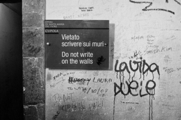 Gli avvisi a non scrivere sembrano non servire sulla Cupola del Duomo di Firenze