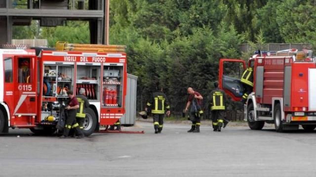 L'incendio è stato domato intorno alle 12.40 dai pompieri