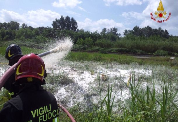 I Vigili del Fuoco impegnati nella zona dello sversamento del carburante
