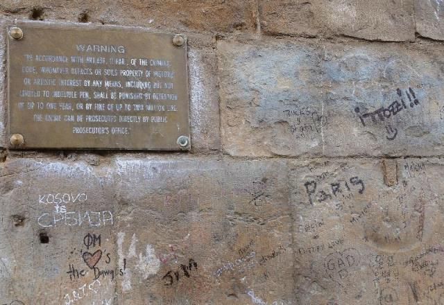 Le scritte su Ponte Vecchio e l'avvertimento per chi viene colto sul fatto
