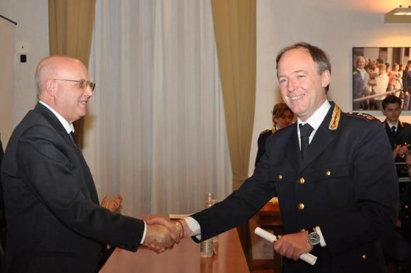 Il questore Zonno premia il vice questore aggiunto Fabio Pocek, dirigente della divisione anticrimine