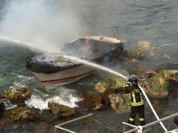 Barca distrutta, ragazza salva appena in tempo