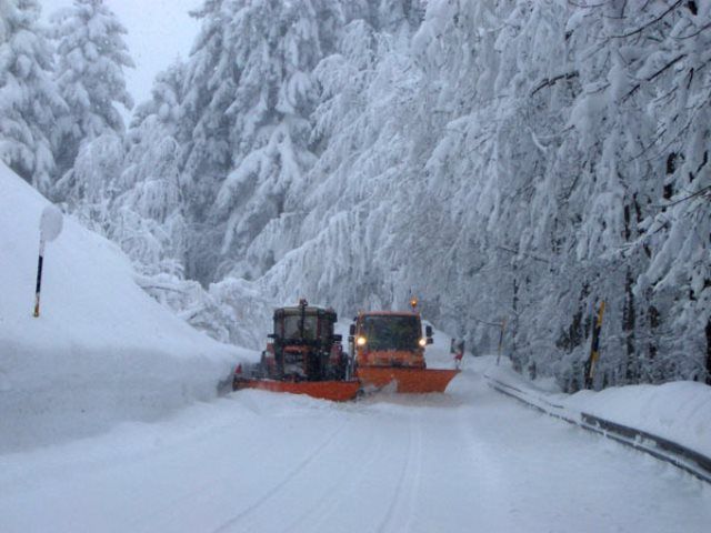 Neve in Alto Casentino con mezzi spalaneve in azione