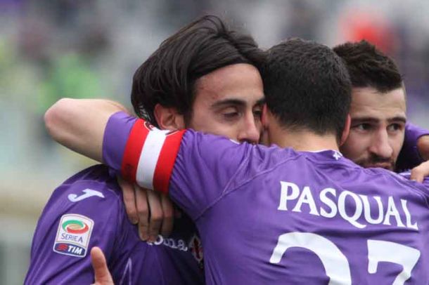 Un abbraccio tra Aquilani e Pasqual, in questi giorni compagni di Nazionale