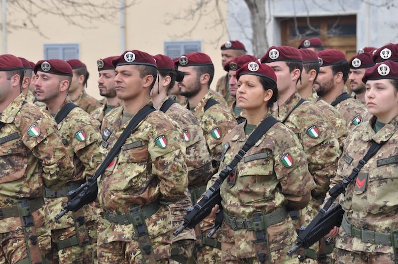 Reparti della Folgore schierati: prossimo il loro riassetto
