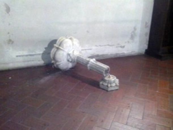 L'acquasantiera spezzata nella chiesa di San Francesco a Prato