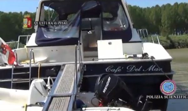 Lo yacht carico di hashish ormeggiato lungo l'Arno vicino a Marina di Pisa