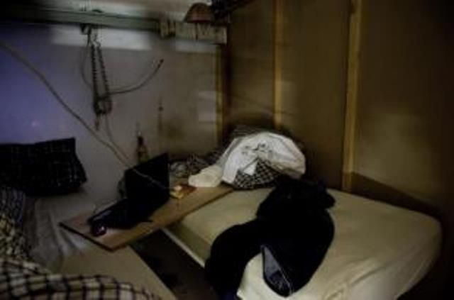 Una delle stanzette che i cinesi avevano ricavato nel capannone