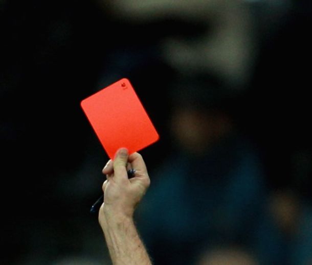 Giocatore fermato tre anni dal giudice sportivo per aver aggredito l'arbitro