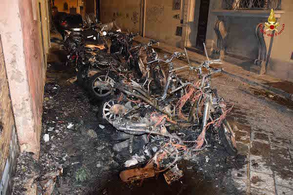 L'incendio dei motorini in via delle Conce