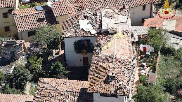 Tetti scoperchiati a Firenze dal nubifragio del 1 agosto 2015 (Foto Vigili del Fuoco)