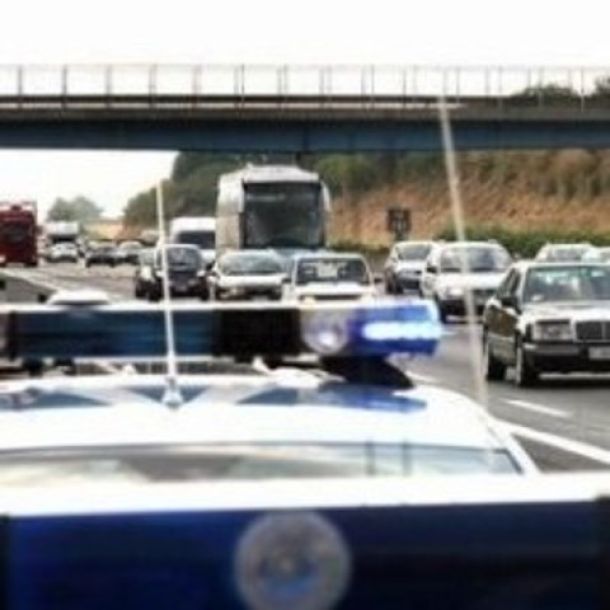 Si ribalta camion sulla Porrettana