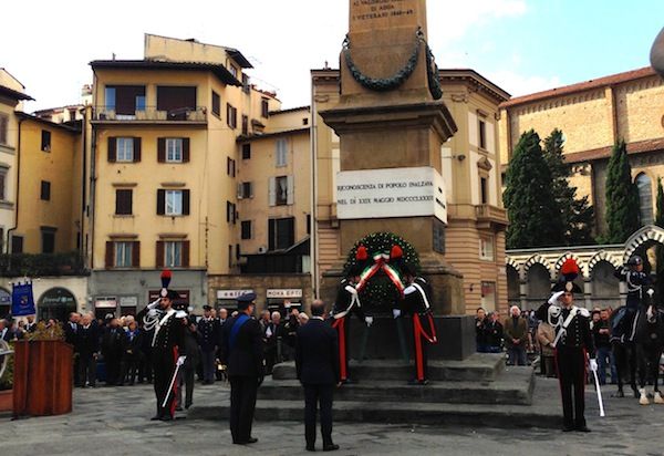La cerimonia in piazza dell'Unità per la Giornata delle Forze Armate