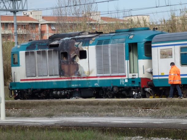 Il locomotore bruciato alla stazione delle Cascine
