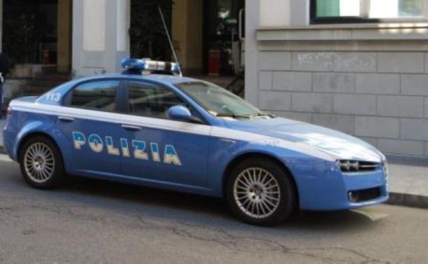 Sulle tracce del malvivente armato di pistola c'è la Polizia